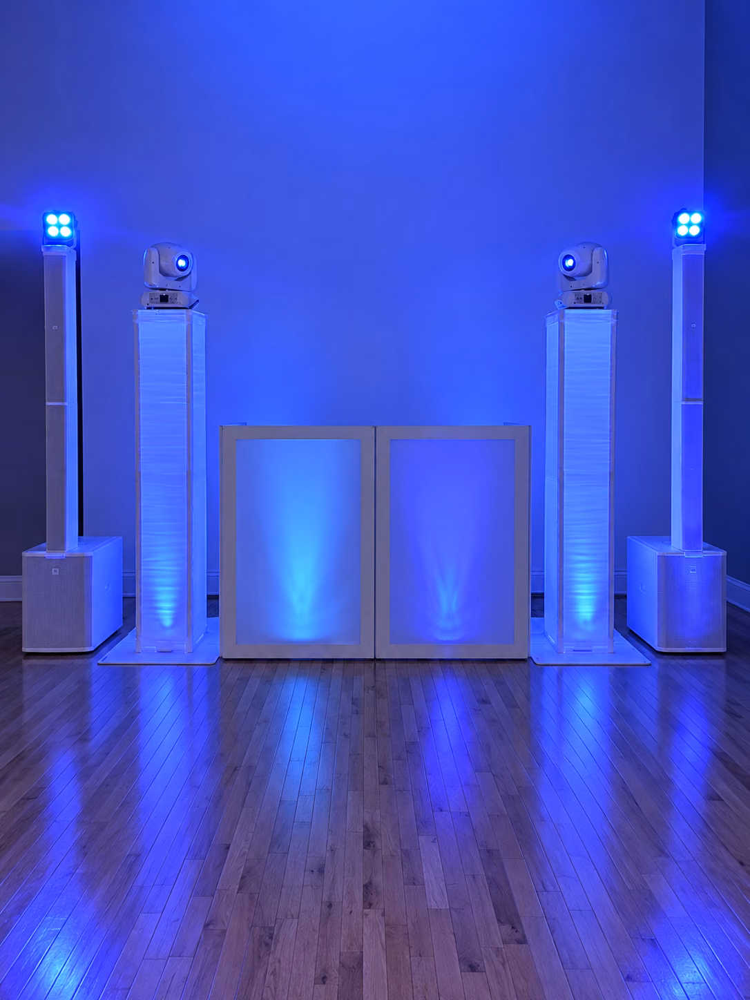 The booth and lit totems in blue